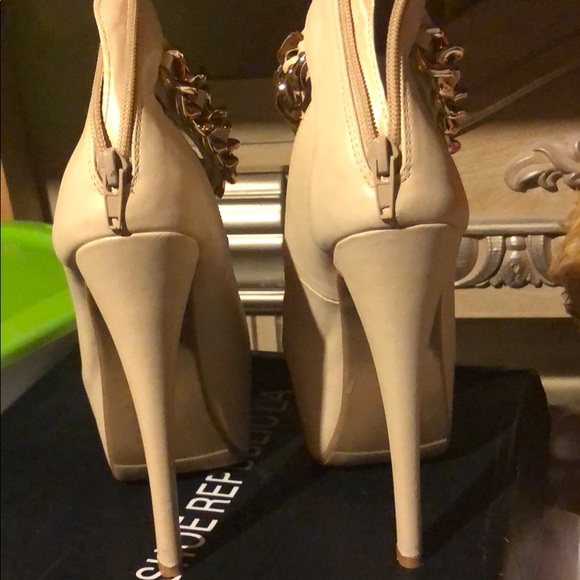 Heels - Picture 4 of 6